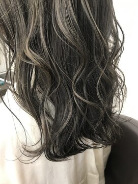 リッシュ 四街道店(Lish) 立体感のでる「極細ハイライトカラー」