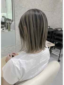 ラテ(latte) バレイヤージュカラー×切りっぱなしボブ
