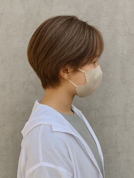 モニ(moni) 大人のショートスタイル&シアベージュ