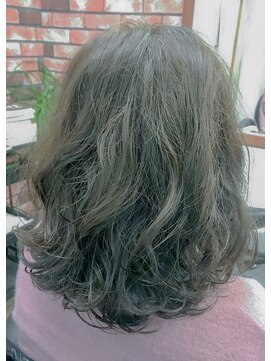 ワンバイワン(ONE BY ONE) ミディアムパーマ、アッシュ