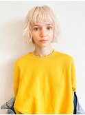 ハイトーンボブ　ミニボブ　ブロンド　くせ毛