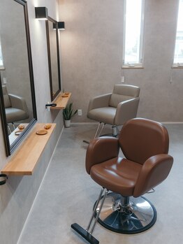 エフアイケー ヘア アンド ビューティ(F.I.K hair&beauty)の写真/【豊橋】落ち着いた雰囲気の店内とリラックスできる居心地の良さが魅力◎一人ひとりと丁寧に向き合います★