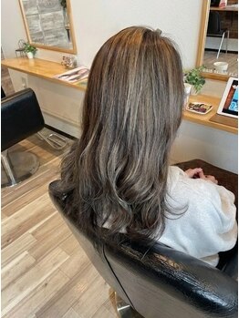 ヘアーサロン フラット(HAIR SALON FLAT)の写真/白髪を隠さず「活かす」デザイン!極細ハイライト×絶妙な調合で、伸びても気にならない上品な艶髪へ