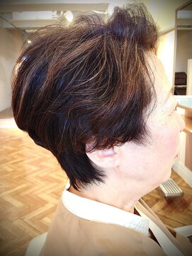 マリーナヘアー(marina hair) グレイカラー、ハイライト、ショートスタイル