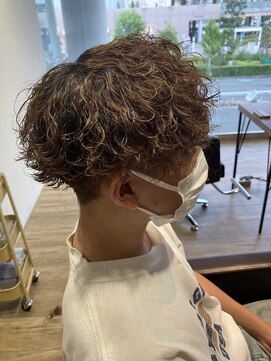 エヌプラス(N+) 刈り上げセンターパートサーフカールブルーブラッフェザーパーマ