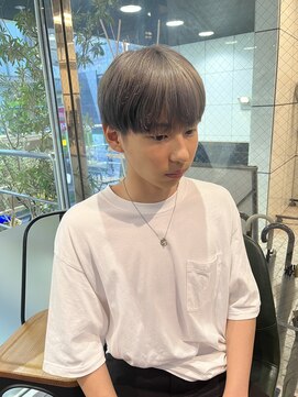 ヘアーアンドメイク ビス(HAIR&MAKE bis) シルバーアッシュカラー♪【多田　華歌】