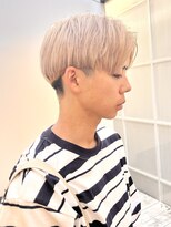 トレス(TRESS)&nbsp;メンズ　センターパート　刈り上げ　ブリーチ　ベージュ　原宿