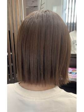 エムアンドティー(M&T) "透けツヤ”クリアベージュの韓国風切りっぱなしボブ