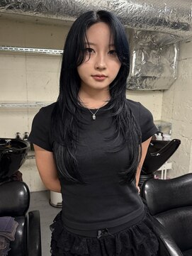 ノラ シンディ(NORA CYNDY) ブルーブラック ワンブリーチカラー ハッシュカット レイヤー