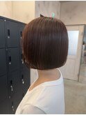 コンパクトにまとまるツヤボブスタイル