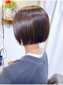 大人ショートボブ、白髪ぼかしハイライト、丸みくびれ【BISA】