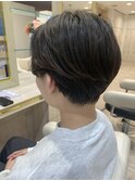 20代大人可愛いセンターパートハンサムショートボブメンズライク