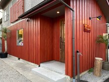 ドラコ(Draco)の雰囲気(遠くからでも目立つ赤いお店です)