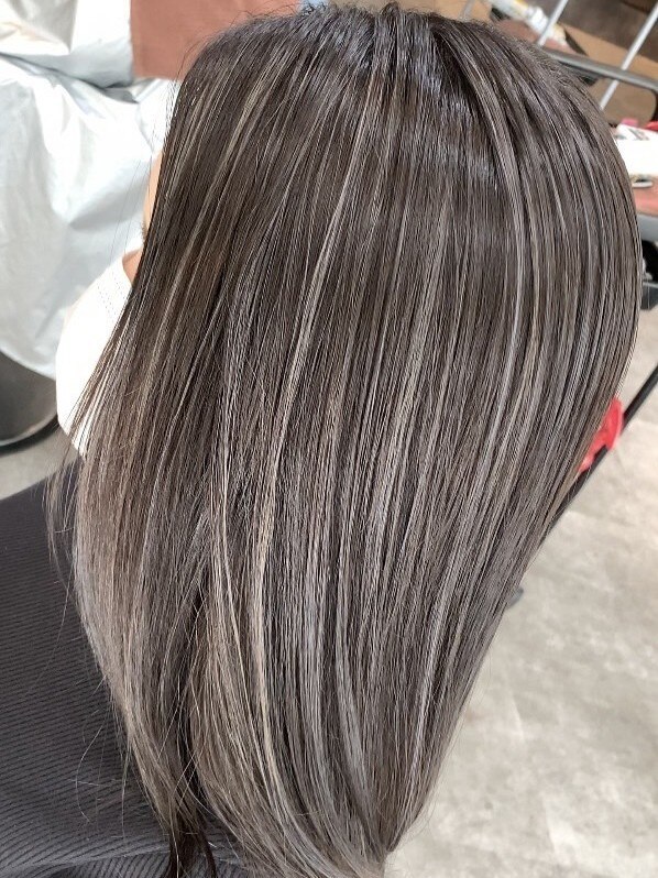 鈴蘭台・岡場・三木で人気のグレイカラー・白髪カバーが得意なサロンの