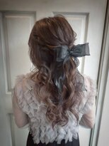 アロマ ヘアー ルーム 新宿3号店(AROMA hair room)&nbsp;ハーフアップアレンジ大きめリボン/ゆるふわカール