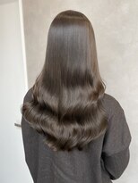 ロイ(Roi) Roi渋谷・レイヤーセミロング・アッシュカラー