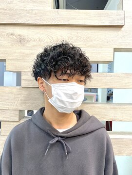 テテ(TETE) ハードスパイラルパーマ／刈り上げ