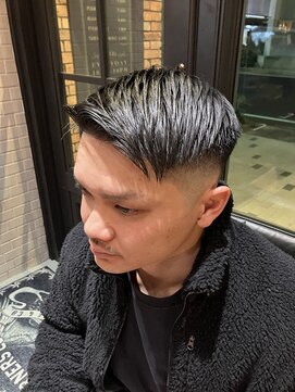 フォーコーナーズ(Four Corners) スキンフェード／フェザーアップ／バーバー／アップバング