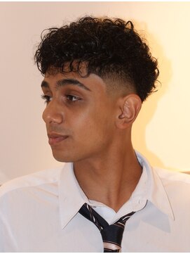 グラッシー(GLASSY) スキンフェード/ツイストピンパーマ/スパイキーベリーショート：