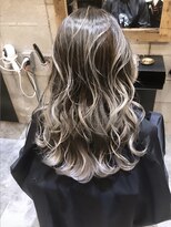 メリー(merry craftsman's factory)&nbsp;外国人風バレイヤージュ、ハイライトカラーアッシュグレージュ