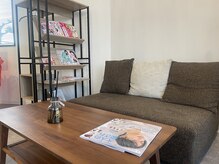 プラベヘアー(Prave hair)の雰囲気（待合にソファーがあり、お子様やご家族での来店も大歓迎です◎）