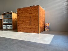 アマミカットクラブ(AMAMI CUT CLUB)の雰囲気（モルタルの無機質さと木の温もりを感じる落ち着いた空間です。）