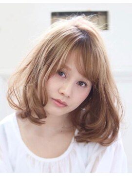 レア(Lea) ミディアム・ハイトーンボブ