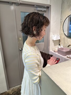 メク(meku) ミニボブのふわふわパーマ