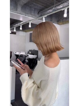 コンマ(,) 大人ガーリーヘア ミルクティーベージュ