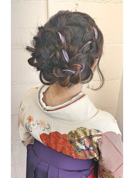 パリスパート2 袴 リボン×編み込みシニヨン ヘアスタイル