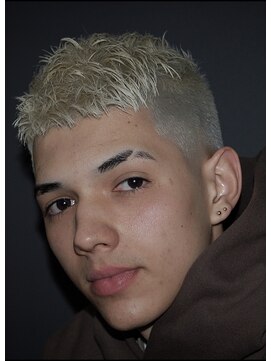 ツークツワンク バーバー 新宿(ZUG2WANG BARBER) 金髪ショート