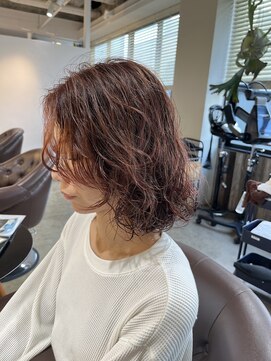 ビハインドザカーテン(BEHIND THE CURTAIN) ピンクベージュ×無造作パーマボブ