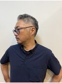 大人の品格漂うグレイヘア×刈り上げショート