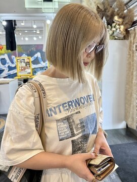 ロマーリ(LOMARLIE) ハイトーンベージュ×切りっぱなしボブ