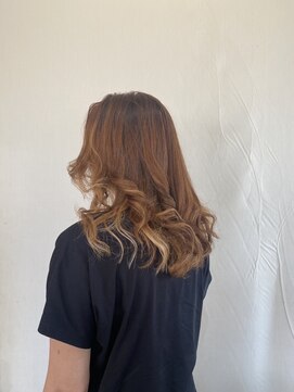 ジュリア(Giulia) さりげないのに華やか!インナーカラーハイトーンベージュの魅力