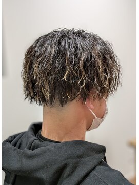 ウィスカーヘアー(whisker hair) ツイストスパイラルパーマ　抜きっぱなしハイライト