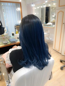 ネオリーブ チロル 横浜西口店(Neolive CiroL.) おしゃれなディープブルーカラー