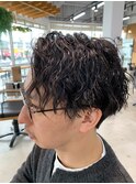 センターパートツイストスパイラルパーマ刈り上げメンズパーマ