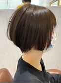 オリーブベージュのショートボブ