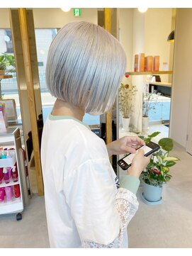 ビアノバ(via nova) ハイトーンのミニボブ