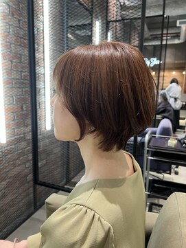 ベイショア(Bay Shore NY) ミルクティーピンクフレンチカジュアル斜めバングショートボブ