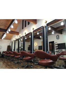 吹き抜けの天井と広々とした空間が特徴的な店内◎落ち着いた雰囲気と安らぎの空間が自慢のサロン♪