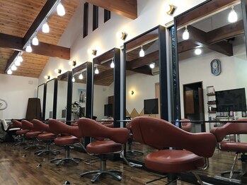 ミウラ アールの写真/吹き抜けの天井と広々とした空間が特徴的な店内◎落ち着いた雰囲気と安らぎの空間が自慢のサロン♪