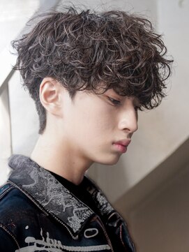 カライング(ing) スーツ短髪ツーブロック束感モテる黒髪シークレットパーマ流行