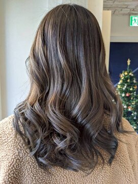 ジュリアンマーラ(Julien Mara) グレージュカラー/ロングレイヤー/波巻きウェーブ/20代30代40代