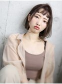 崩した前髪とシンプルなワンカールを合わせた大人カジュアルヘア