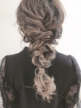 イール(iIIL) 【iIIL hair lounge】ラフカール編み込み編みおろし