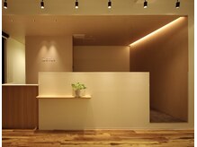 落ち着いた気分でお過ごしいただけるデザインの内装でお客様の御来店を心よりお待ちしております。