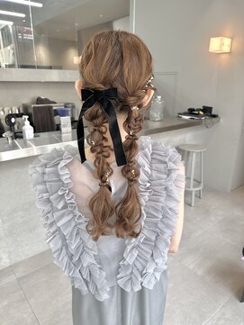 カケル(×.) ふわっとツインアレンジ/お呼ばれヘア