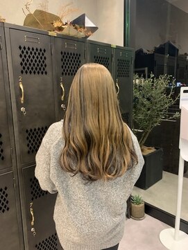 アチーブリス(achieve Liss) ブロンドインナーカラーアンブレラカラー ゆるふわロング